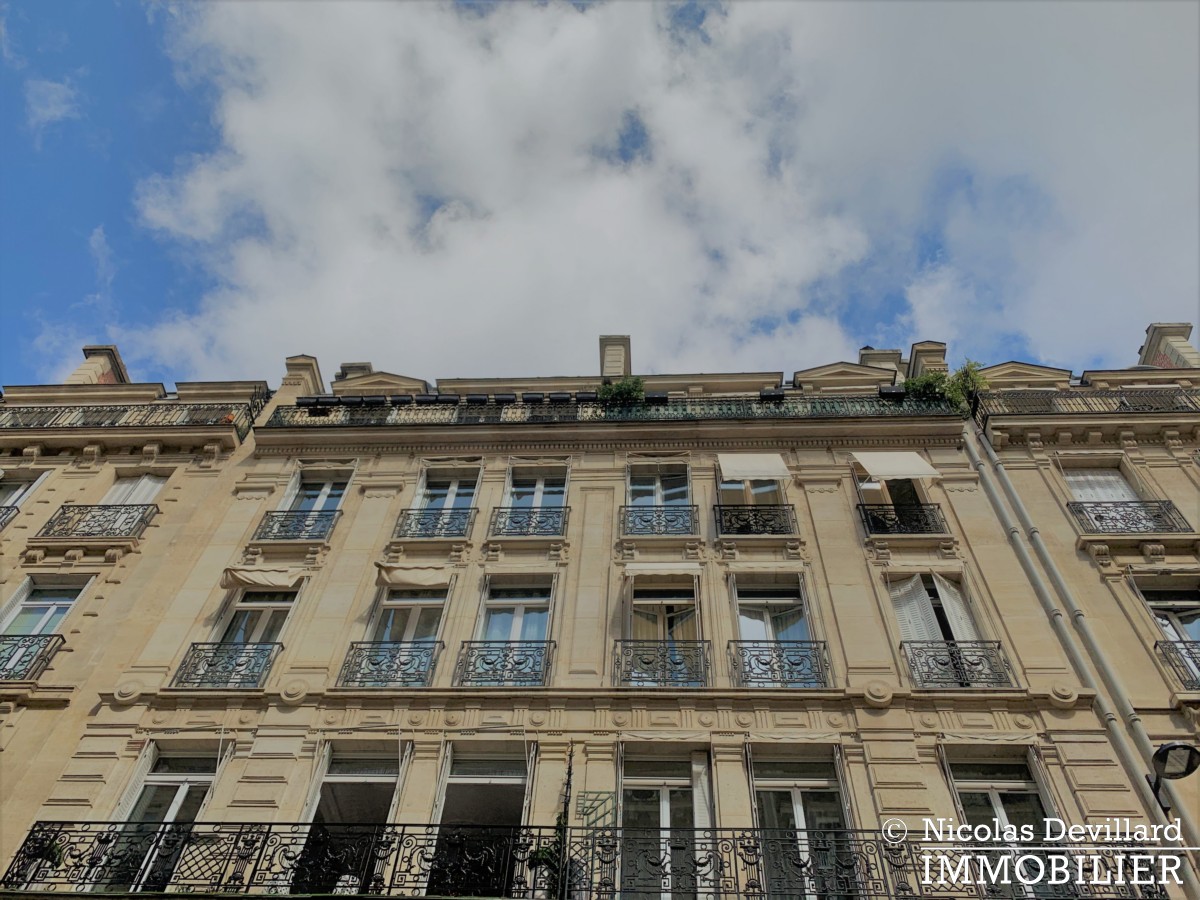 Triangle d’Or – Rénové, soleil, dernier étage et climatisation – 75008 Paris (1)