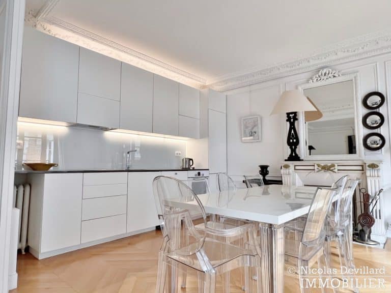 Vaneau – Parquet, moulures, cheminée et grand charme – 75007 Paris (11)