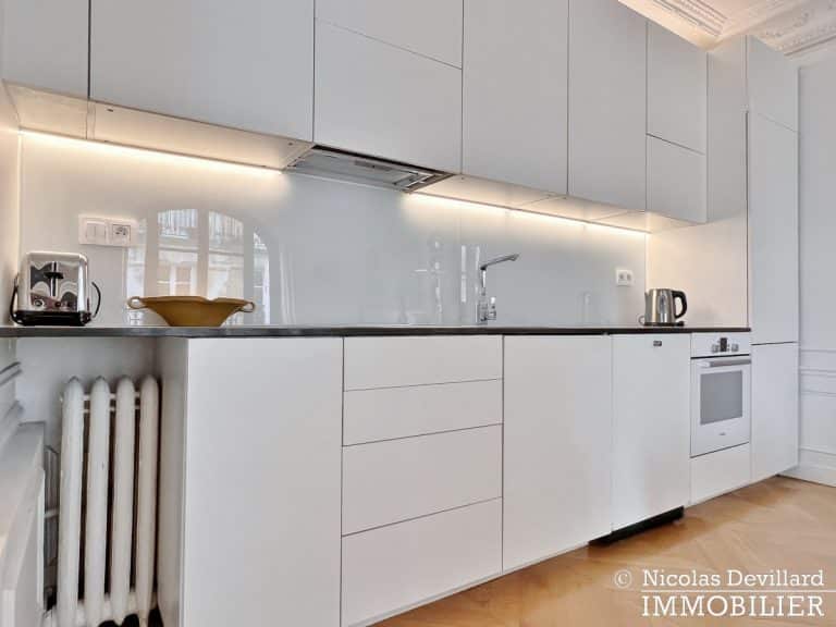 Vaneau – Parquet, moulures, cheminée et grand charme – 75007 Paris (12)