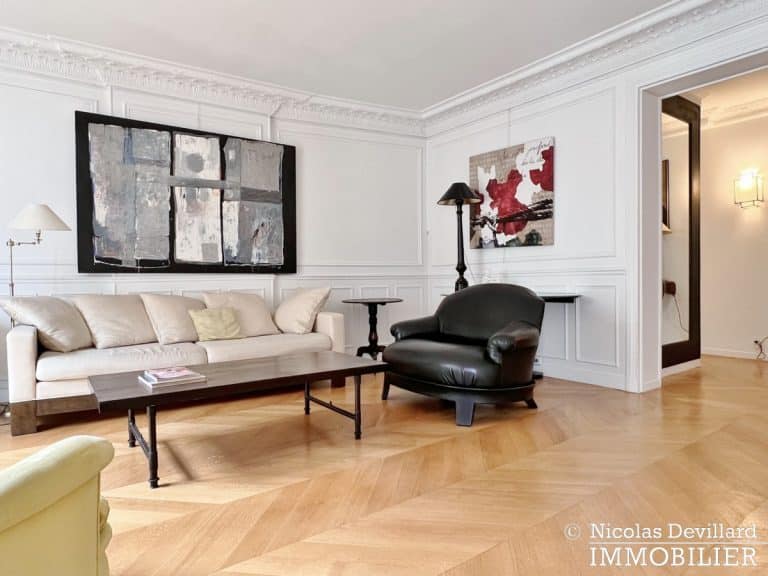 Vaneau – Parquet, moulures, cheminée et grand charme – 75007 Paris (18)