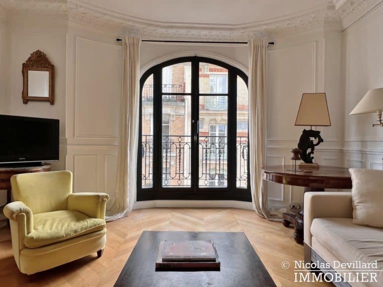Vaneau – Parquet, moulures, cheminée et grand charme – 75007 Paris (23)