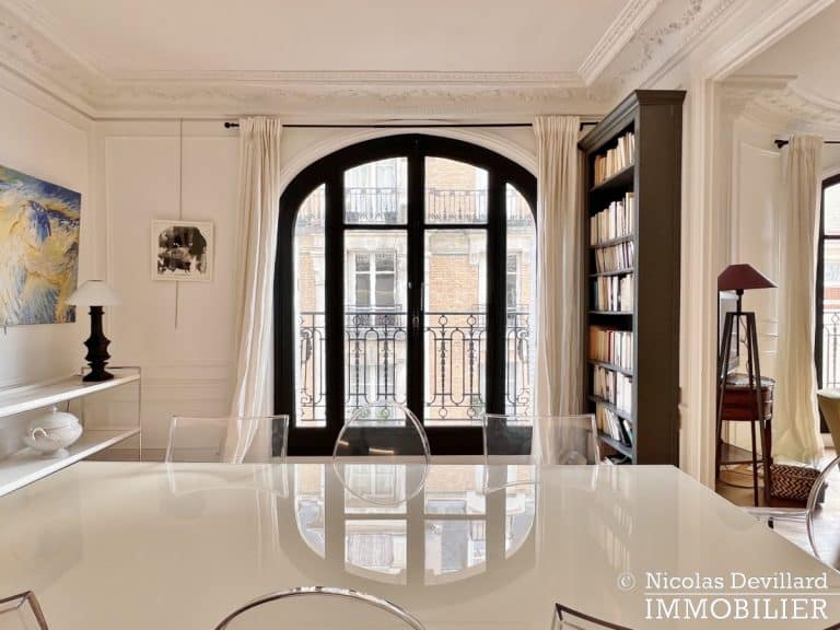 Vaneau – Parquet, moulures, cheminée et grand charme – 75007 Paris (24)