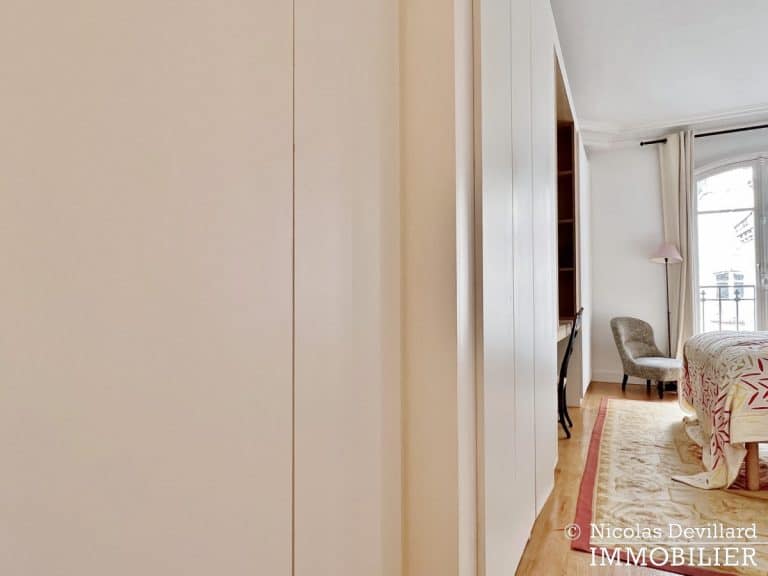 Vaneau – Parquet, moulures, cheminée et grand charme – 75007 Paris (30)