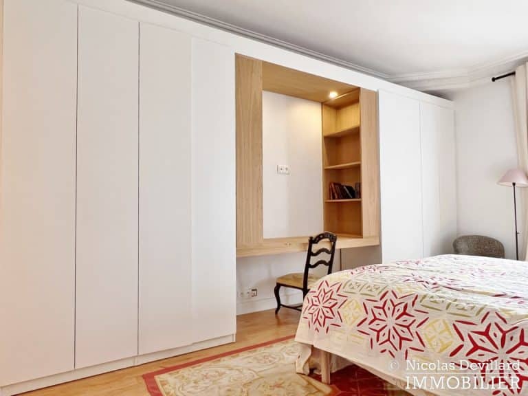 Vaneau – Parquet, moulures, cheminée et grand charme – 75007 Paris (32)