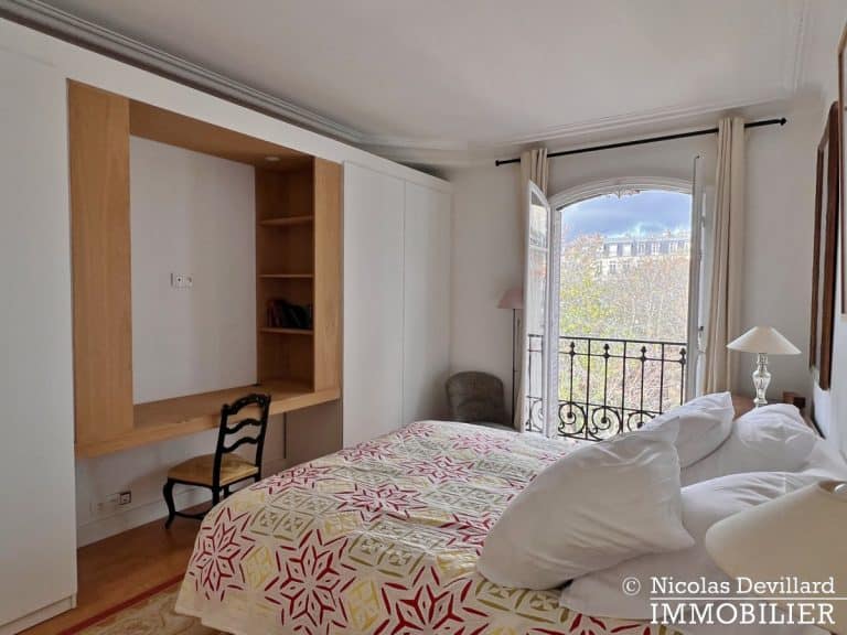Vaneau – Parquet, moulures, cheminée et grand charme – 75007 Paris (35)