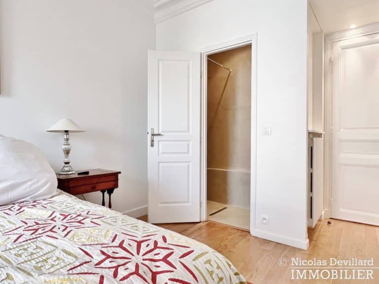 Vaneau – Parquet, moulures, cheminée et grand charme – 75007 Paris (36)