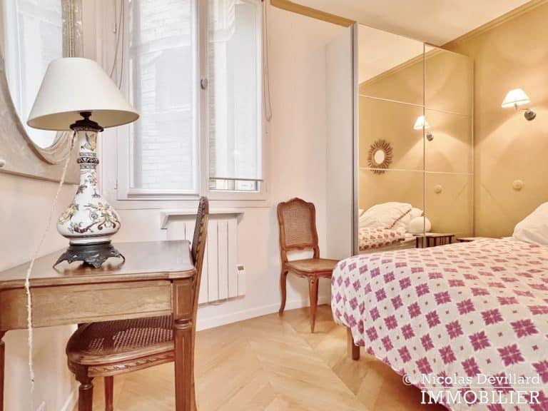 Vaneau – Parquet, moulures, cheminée et grand charme – 75007 Paris (41)