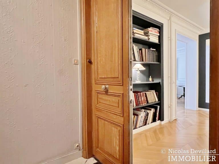 Vaneau – Parquet, moulures, cheminée et grand charme – 75007 Paris (43)