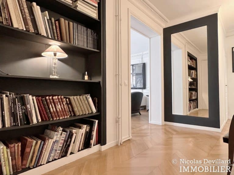 Vaneau – Parquet, moulures, cheminée et grand charme – 75007 Paris (5)