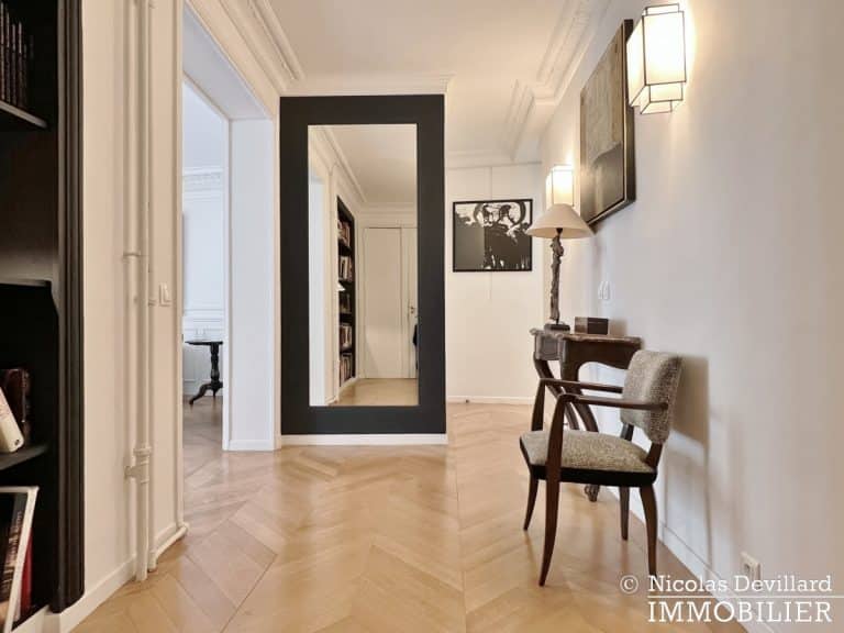 Vaneau – Parquet, moulures, cheminée et grand charme – 75007 Paris (6)