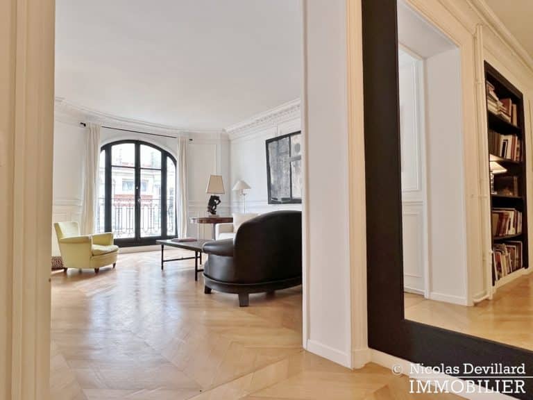 Vaneau – Parquet, moulures, cheminée et grand charme – 75007 Paris (7)
