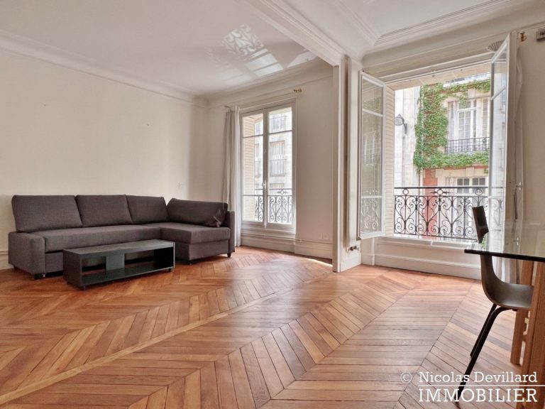 Place Victor Hugo – Grand salon, calme et charme parisien – 75116 Paris (16)