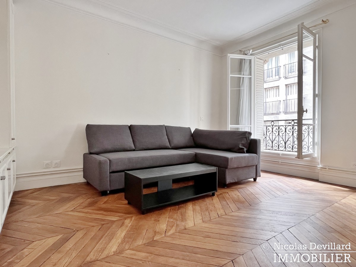 Place Victor Hugo – Grand salon, calme et charme parisien – 75116 Paris (22)