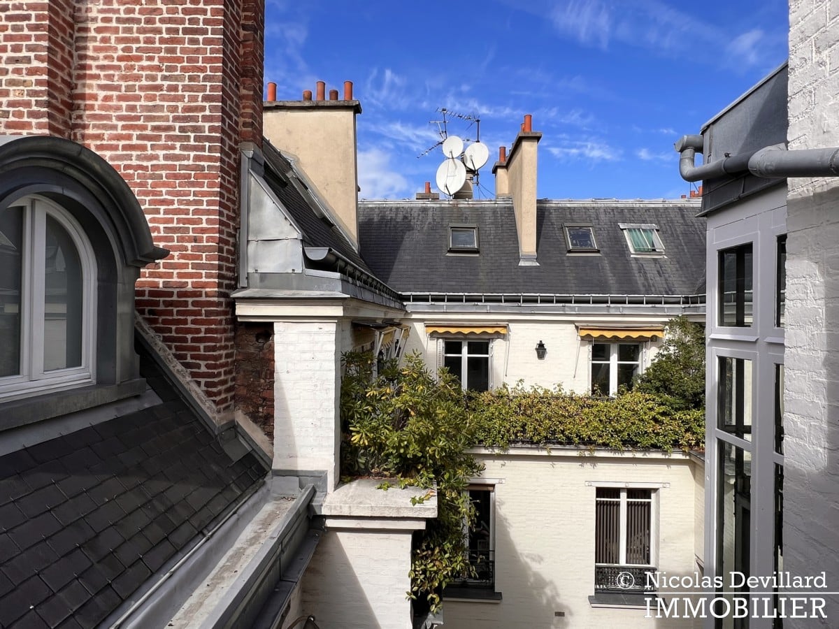Triangle d’Or – Rénové, soleil, dernier étage et climatisation – 75008 Paris (31)