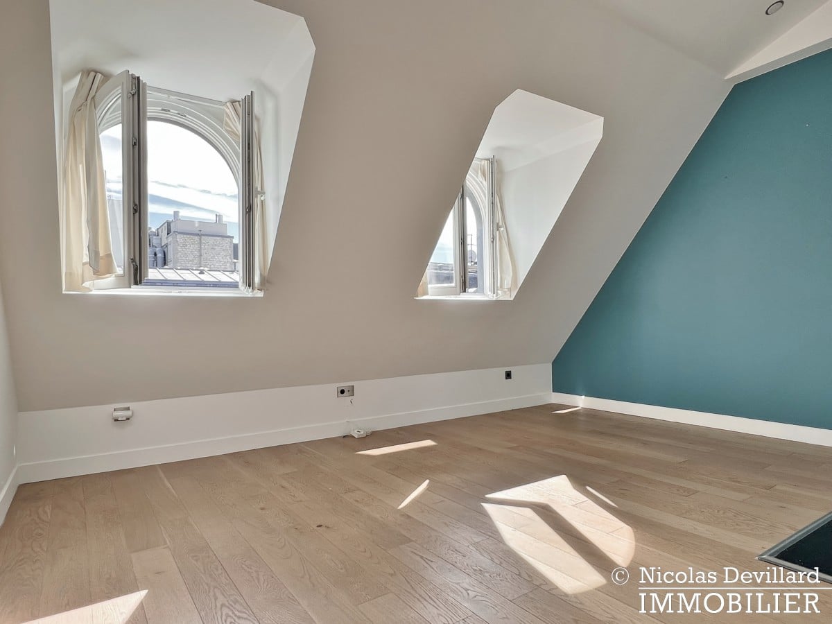 Triangle d’Or – Rénové, soleil, dernier étage et climatisation – 75008 Paris (44)
