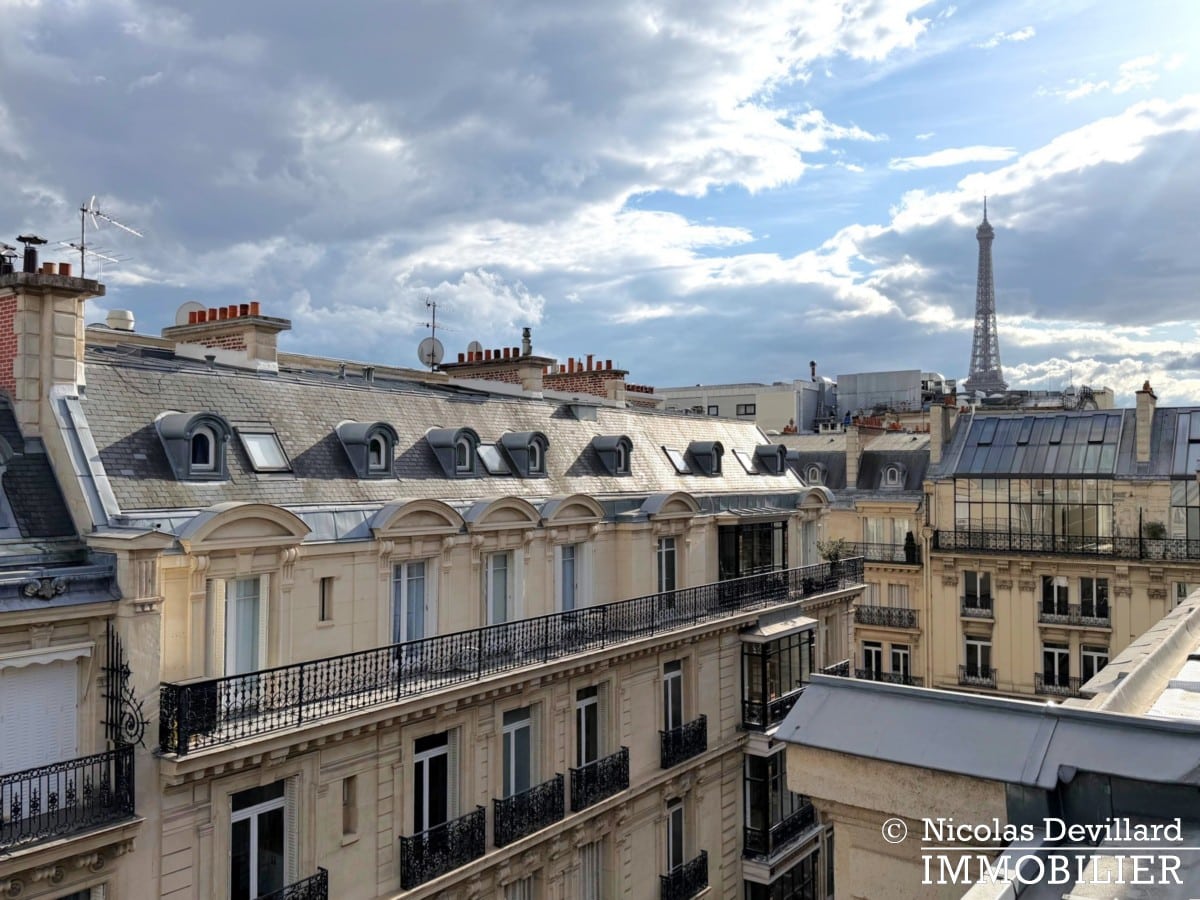 Lire la suite à propos de l’article Triangle d’Or – Rénové, soleil, dernier étage et climatisation – 75008 Paris