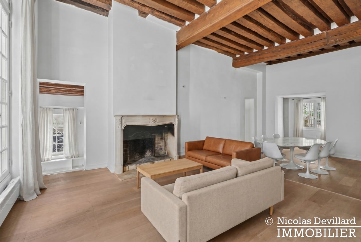 Lire la suite à propos de l’article Marais/St-Merri – Volumes, caractère et charme en duplex – 75004 Paris