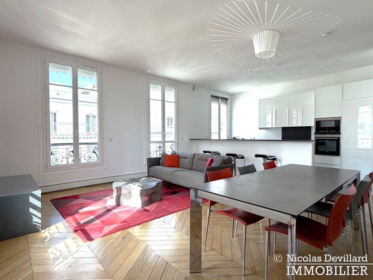 Lire la suite à propos de l’article Village de Passy – Grand salon, ensoleillé et rénové – 75016 Paris