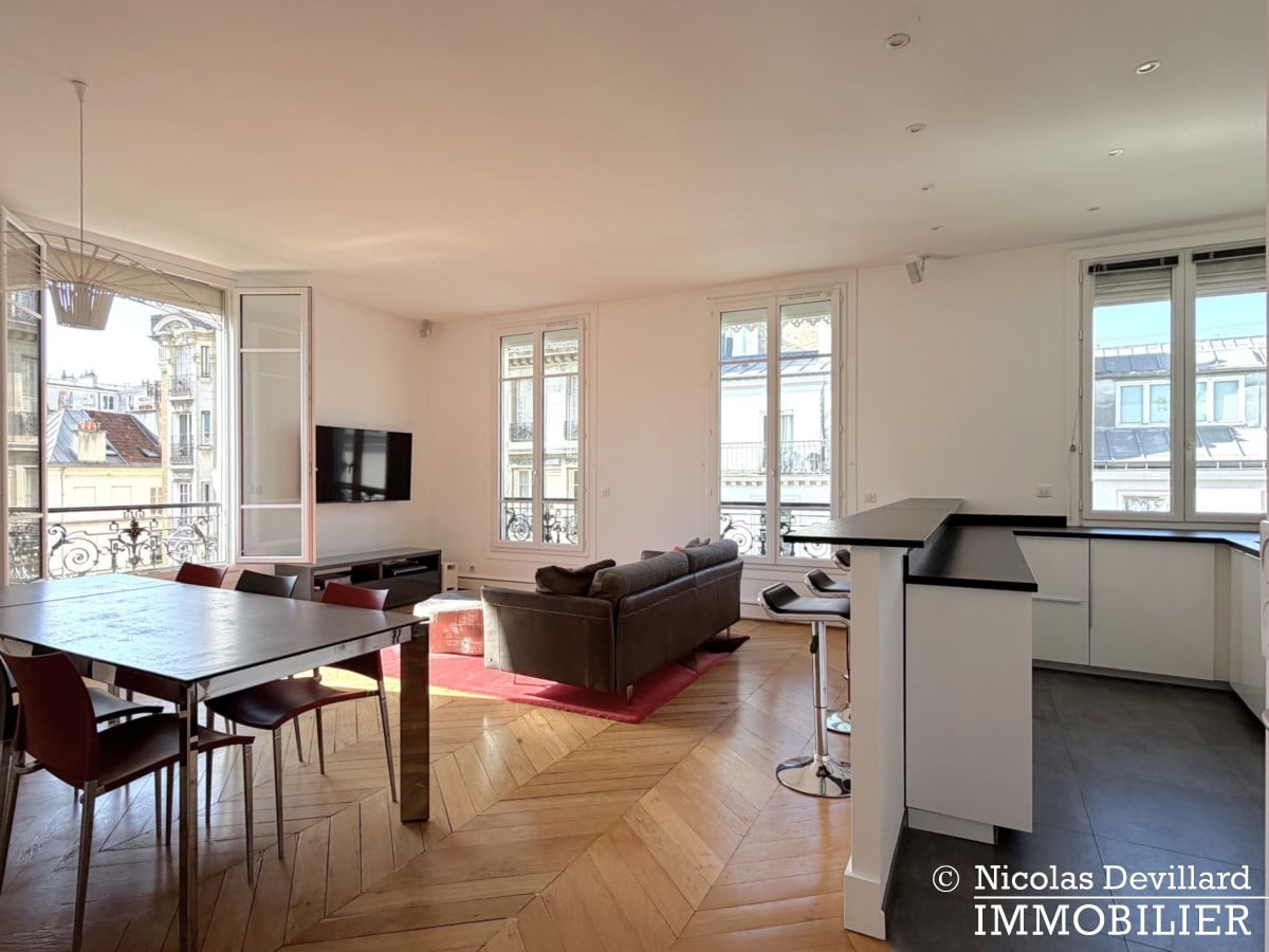 Read more about the article Passy’s village – Sunny, renovated and large corner lounge – Paris 16th