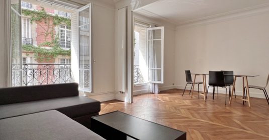 Place Victor Hugo – Grand salon, calme et charme parisien – 75116 Paris (21)
